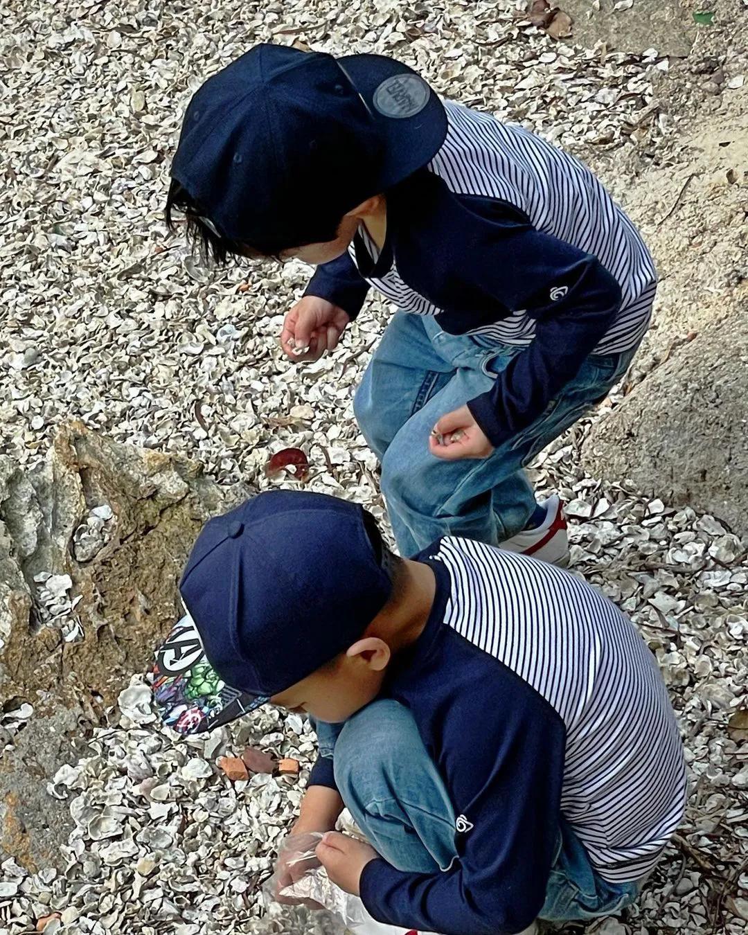 胡杏儿夫妇带俩儿子去捡贝壳，亲子活动温馨有爱，奕霖累到走不动