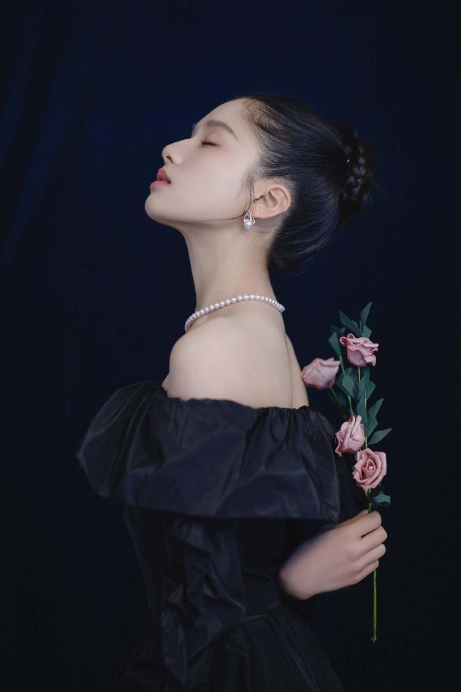 国泰民安脸!张婧仪复古造型写真