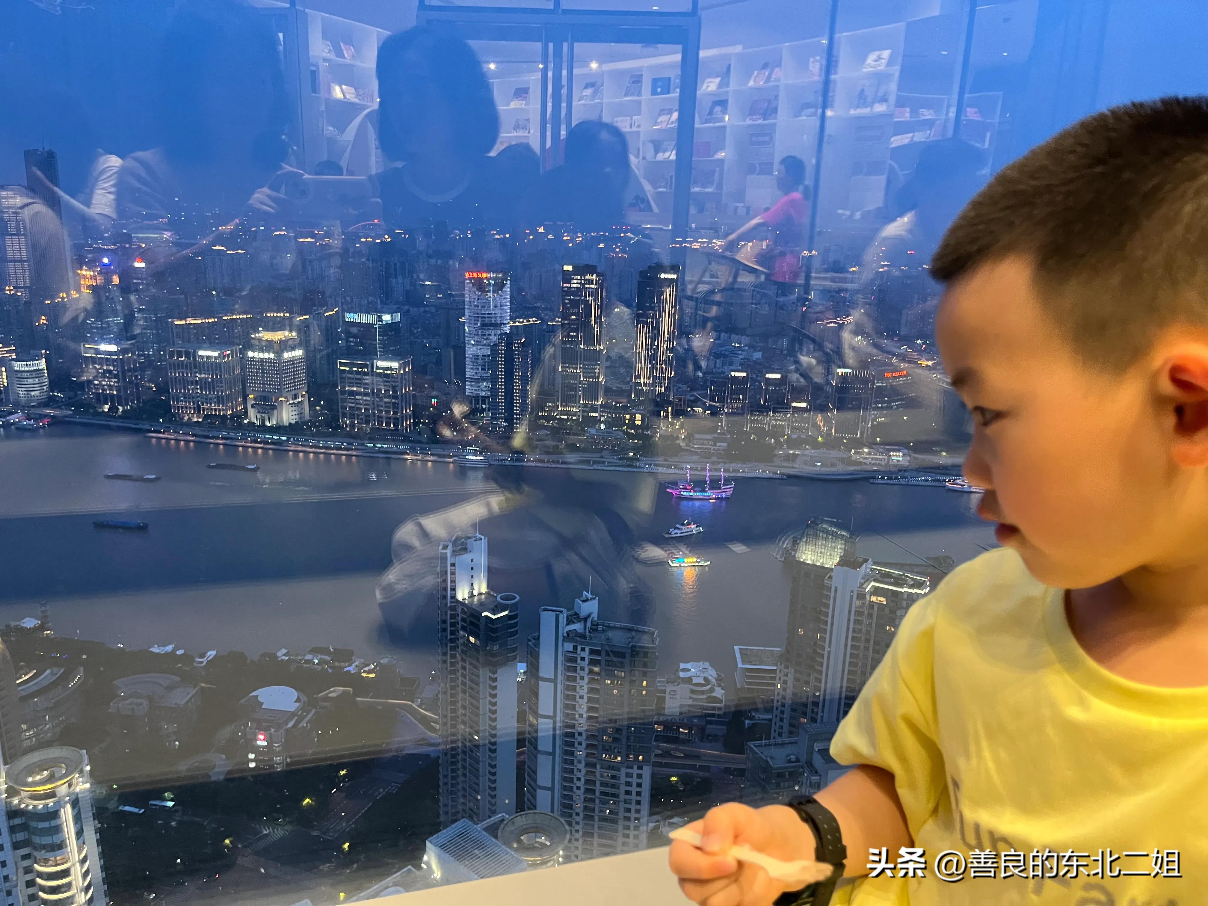 老阿姨和外孙的上海之旅：童眼看上海