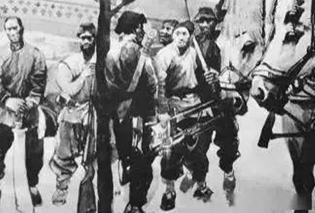 死相难看的日本将军，夜里遇到我军突袭，小兵从屁股处把将军捅死