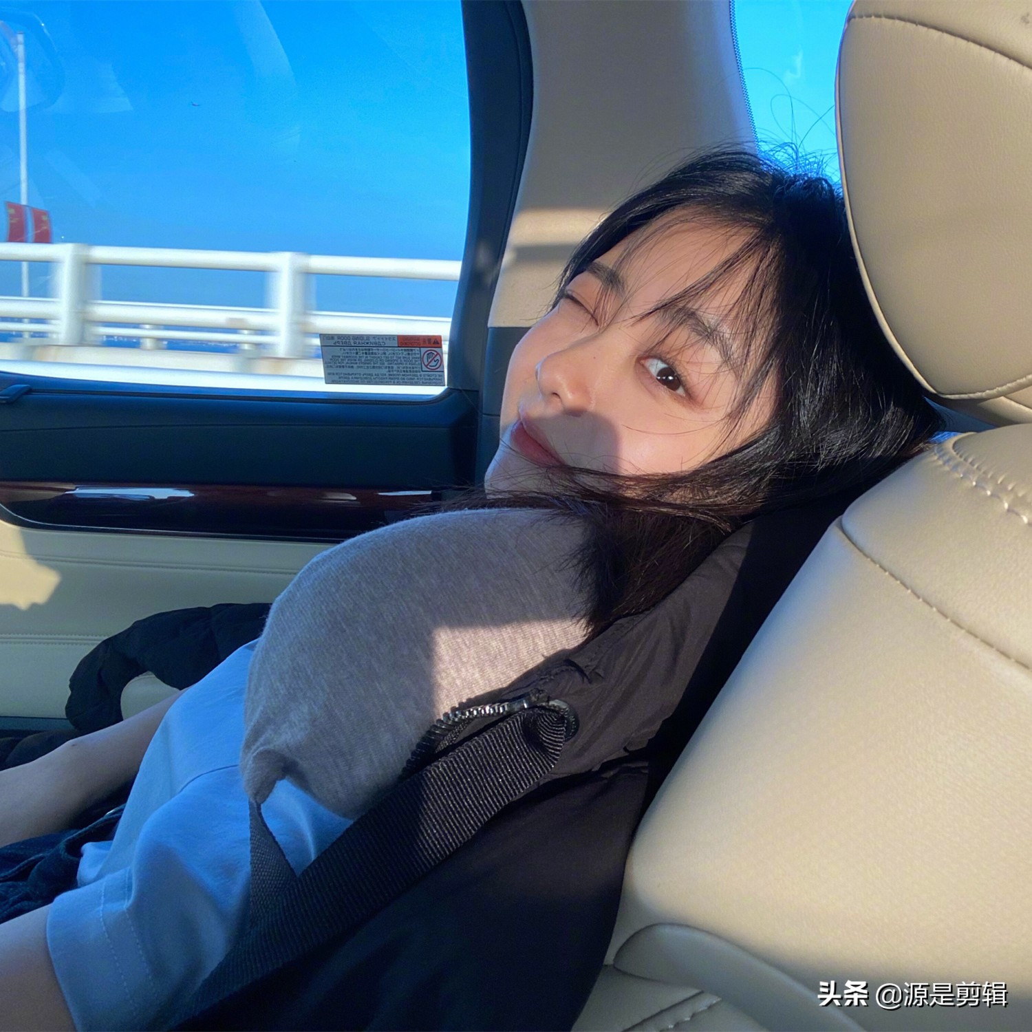 谭松韵在自己豪车上嘟嘟嘴玩自拍美照