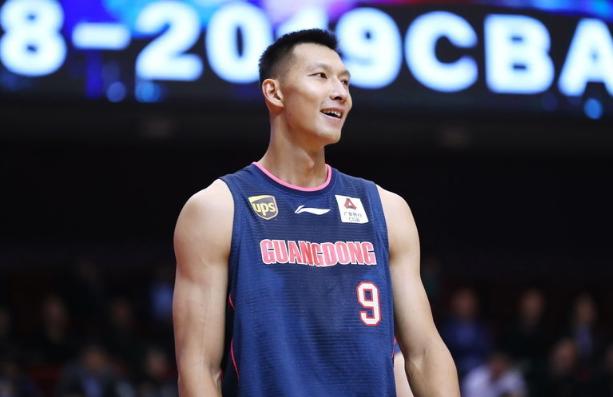 阿联的nba为什么不顺利</h2>

<p>　　其次是篮球智商不高，主要体现在投篮上，他投篮选择比较一股脑，面筐假动作、假投实突之类，基本是没有的，防守端，协防轮转的尺度把握很不细腻，所以犯规控制、漏人、后场篮板失位很频繁，不能说他不勤奋，但意识和大局观实在欠奉。然后是易建联的综合战斗力不行，力量相对不足，护框能力一般，内线很少能强打进去，偶尔捡漏突空位，中距离投射命中率也一般，还要抢占外线球员出手权，外线三分同样没威胁。看过比赛就知道，他对球队战术常常是负贡献，新秀期会给更多机会，容忍技术缺陷，但打不出来就逐渐边缘化了。</p>

<p>　　<img alt=