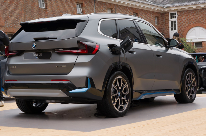 双电机四驱，车长4米5，5.7秒破百，全新宝马iX1实车亮相
