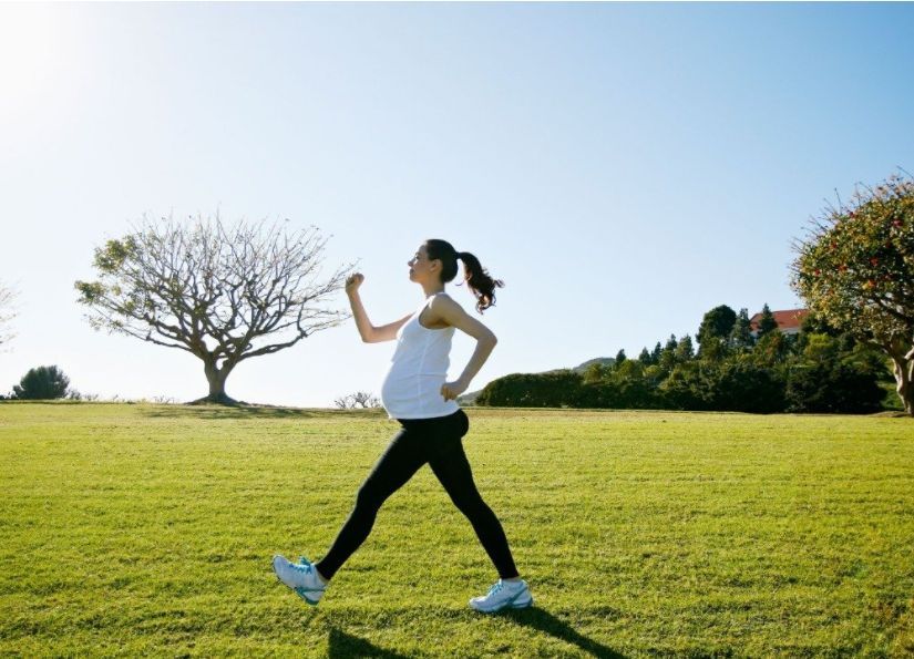 卢靖姗坐韩庚大腿庆生，孕7月状态极佳，“运动型孕妈”不一般