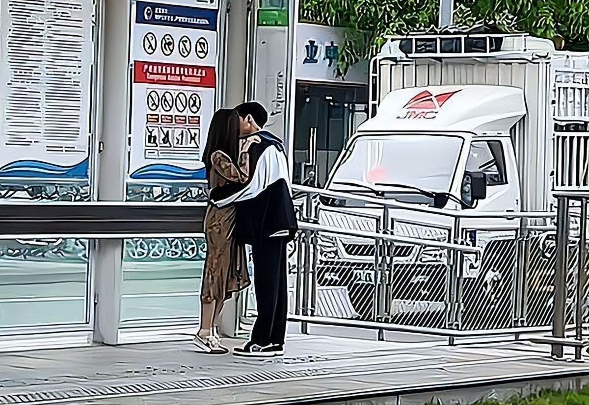 大学情侣公园亲热视频（情侣车站下拥吻回顾）