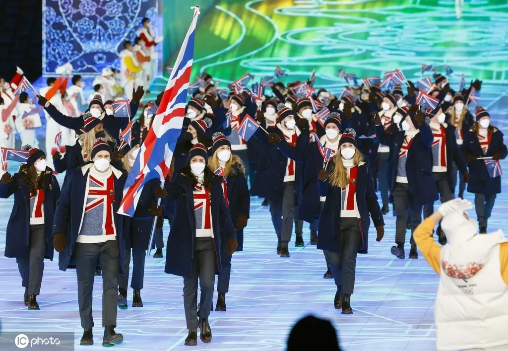 2018平昌冬奥会各国队服(冬奥会开幕式成为羽绒服种草现场，各国运动员穿的都是什么品牌)