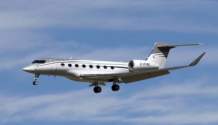 两架私人飞机也躲过一劫,价值2.6亿的波音787-8目前停在迪拜.