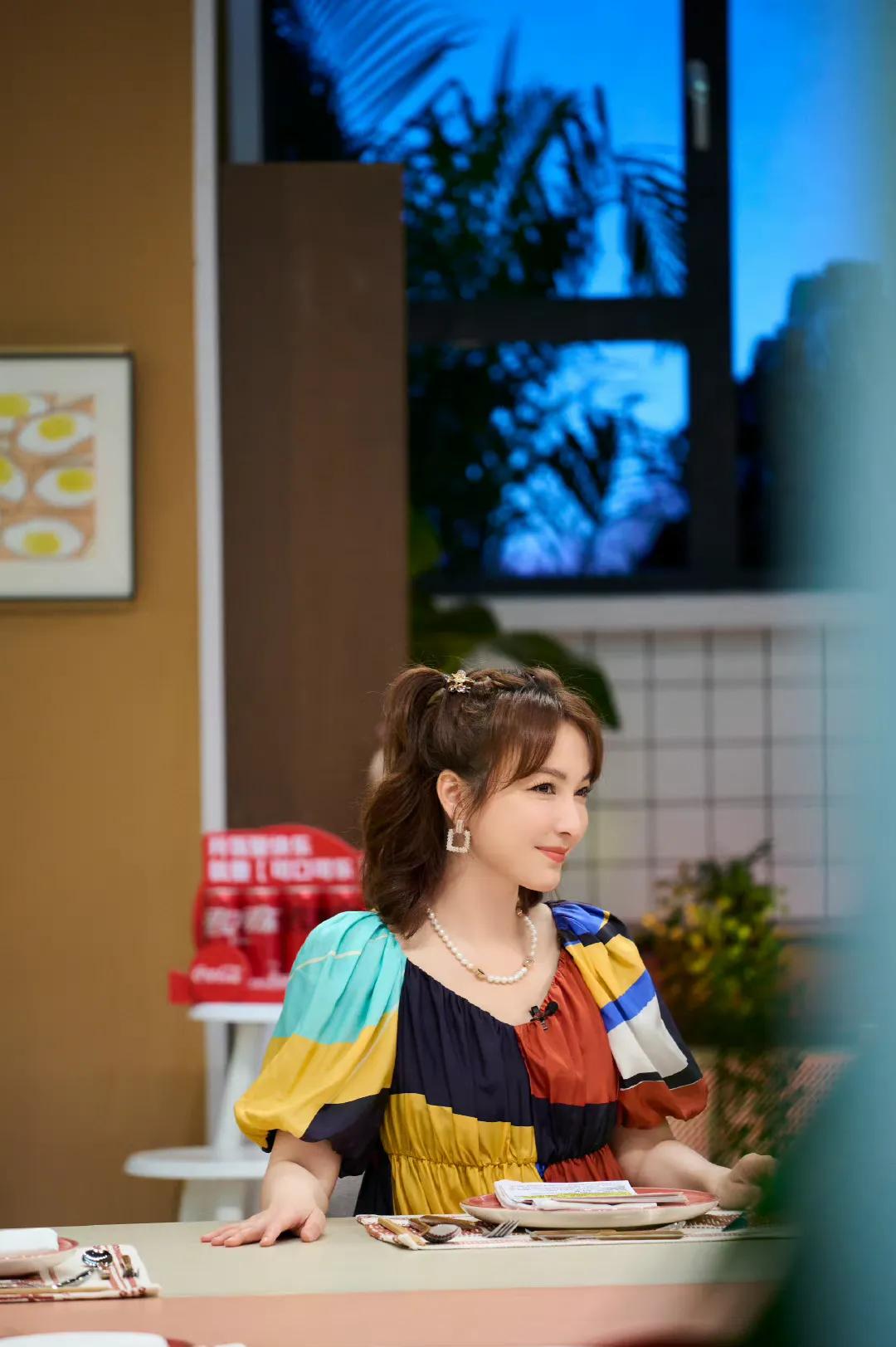 吴昕近期参加综艺穿搭