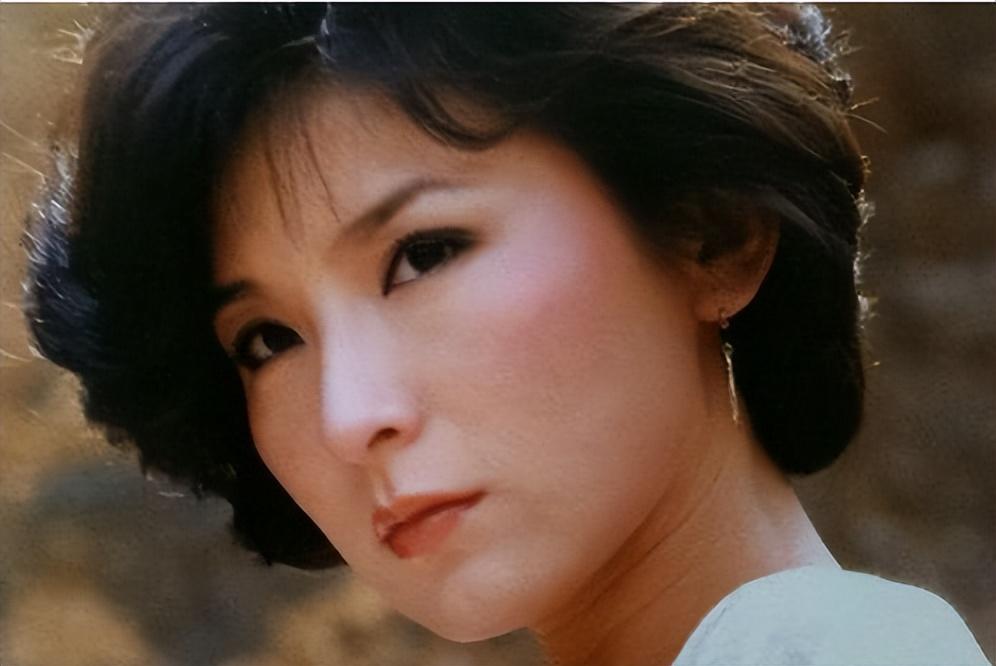 65岁天后至今未婚,无性无爱,与青灯古佛相伴,被母亲毁掉一生