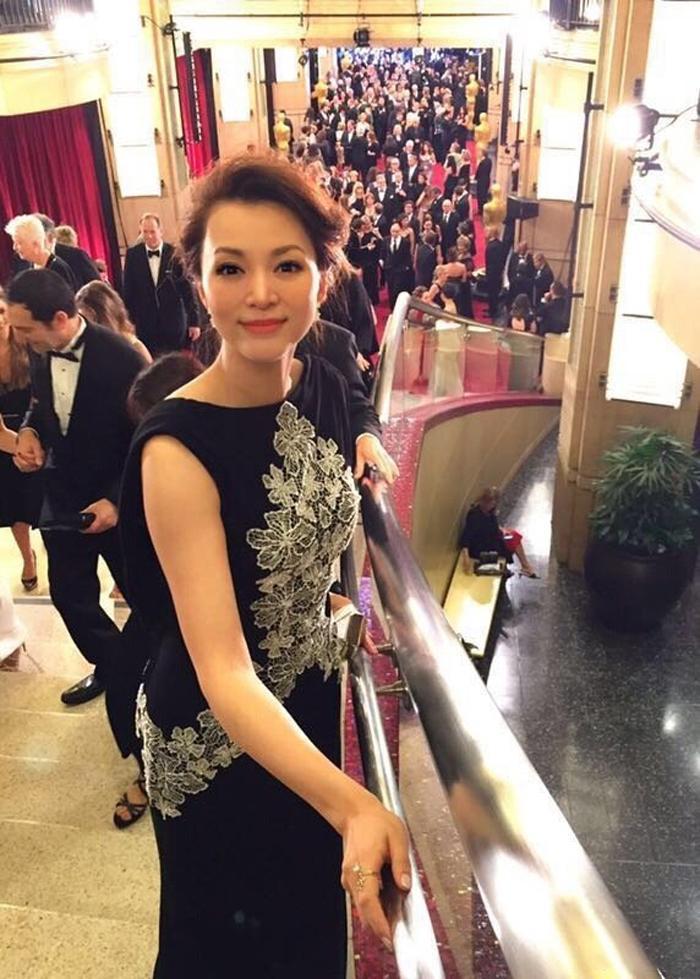 董卿东方美造型惊艳!刺绣裙配盘发清秀俊美,骨子里的优雅藏不住