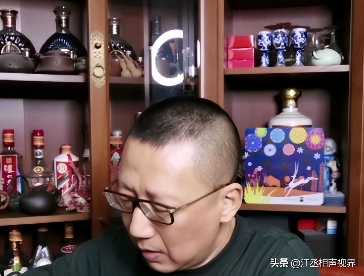 郭德纲说当年给汪洋打电话解释砸挂的事，他说没事，后来接到传票