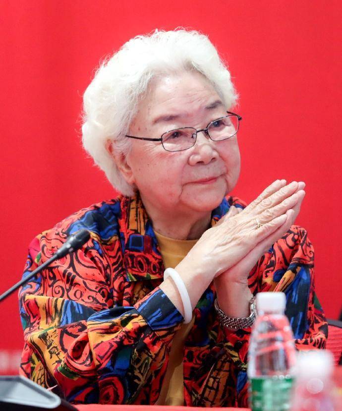 田华95岁寿宴众星云集,表面风光无限,背后令人唏嘘不已