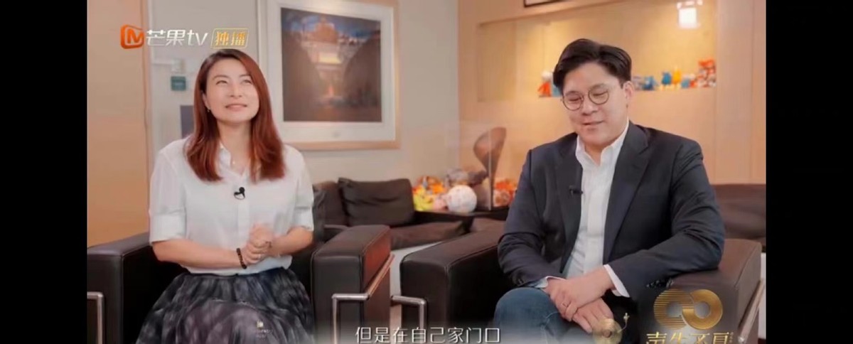 郭晶晶霍启刚让人感动！参加访谈，郭晶晶终于变美穿衬衣太优雅