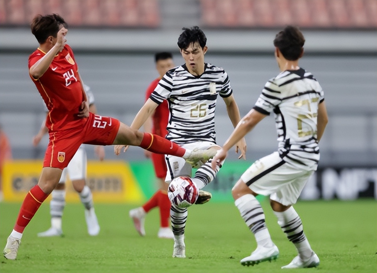 国足三十九分几秒进的乌龙球（回放国足3次丢球！超级乌龙球，防守6人看戏，后防核心被打爆了）