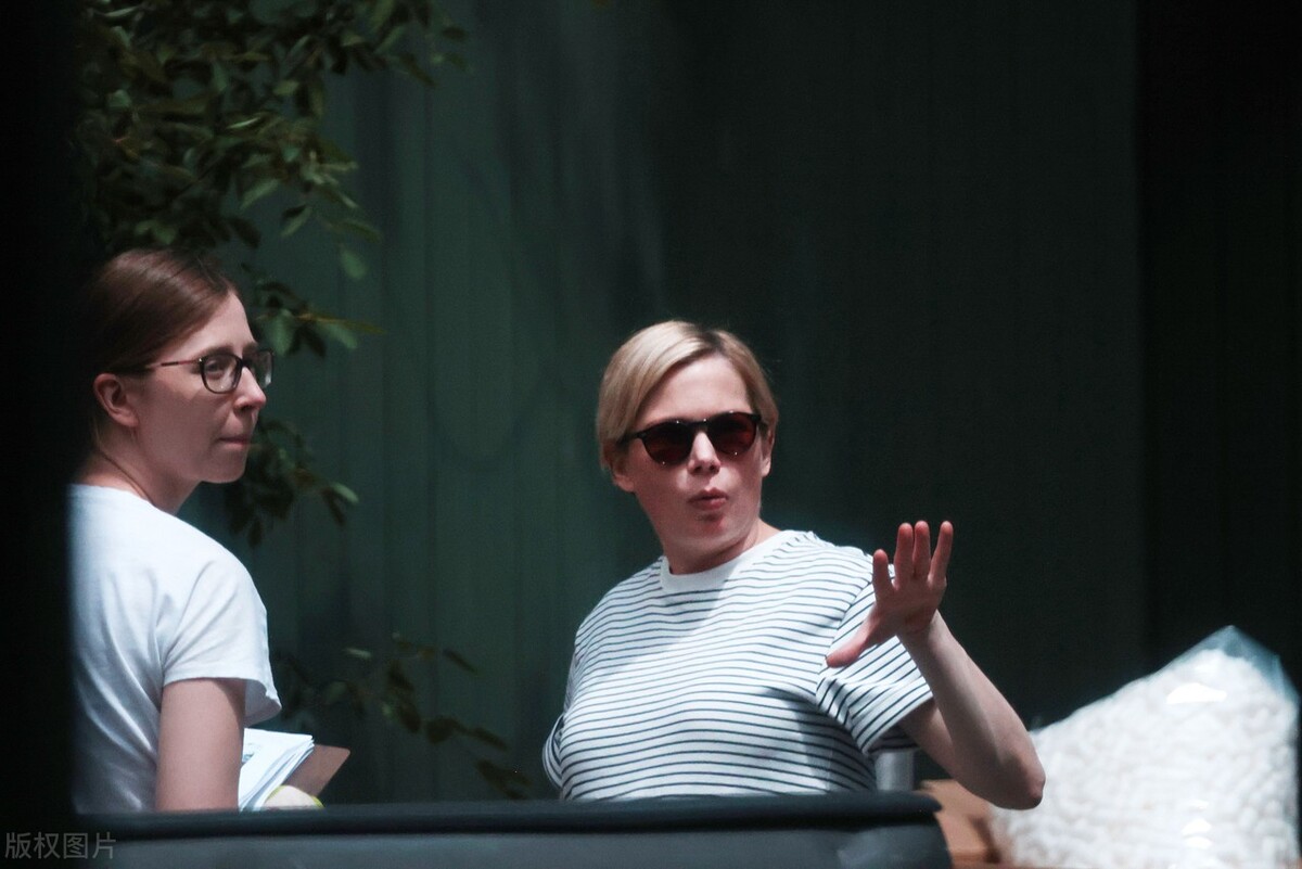 米歇尔-威廉姆斯在纽约外出挺大肚孕味十足