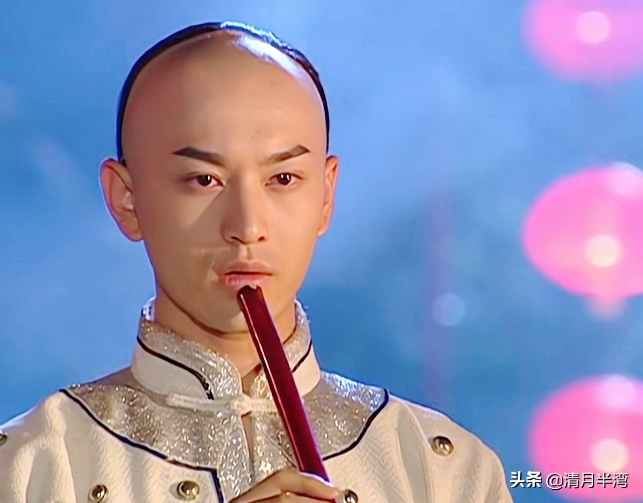 第三部上线,黄晓明也搭上了这艘顺风船,出演了剧中的男三号萧剑