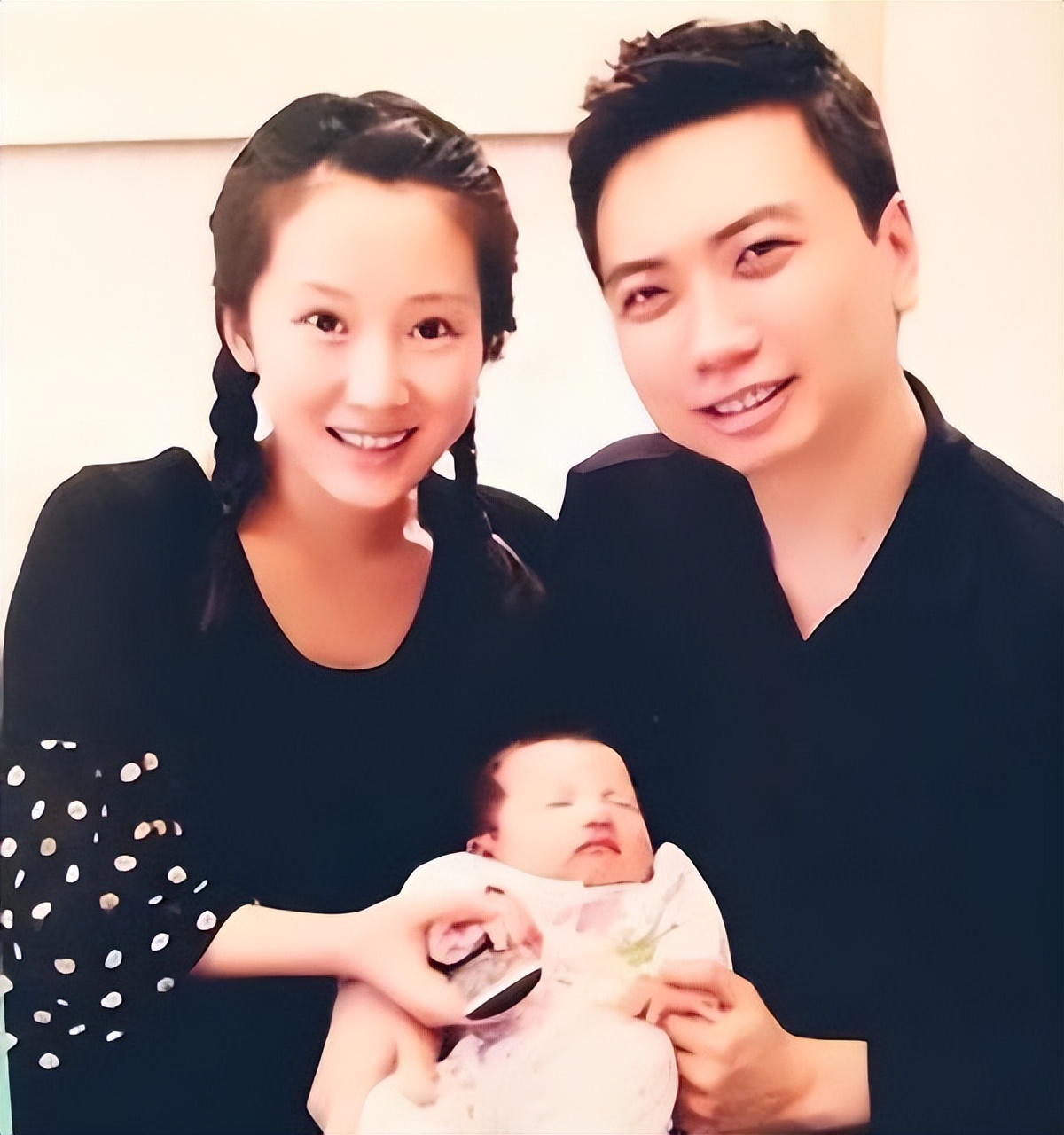 李念儿童节官宣三胎出生,晒产房照和宝宝萌态,三个儿女有爱同框