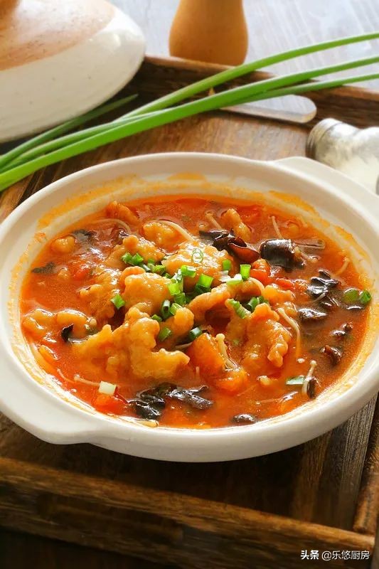 酸汤小酥肉，热热乎乎煮一锅，酸爽开胃，拌米饭能吃两碗