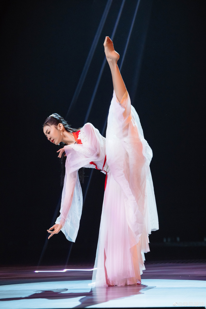 2,吴莫愁性格很讨喜,光脚跳舞很不错啊!