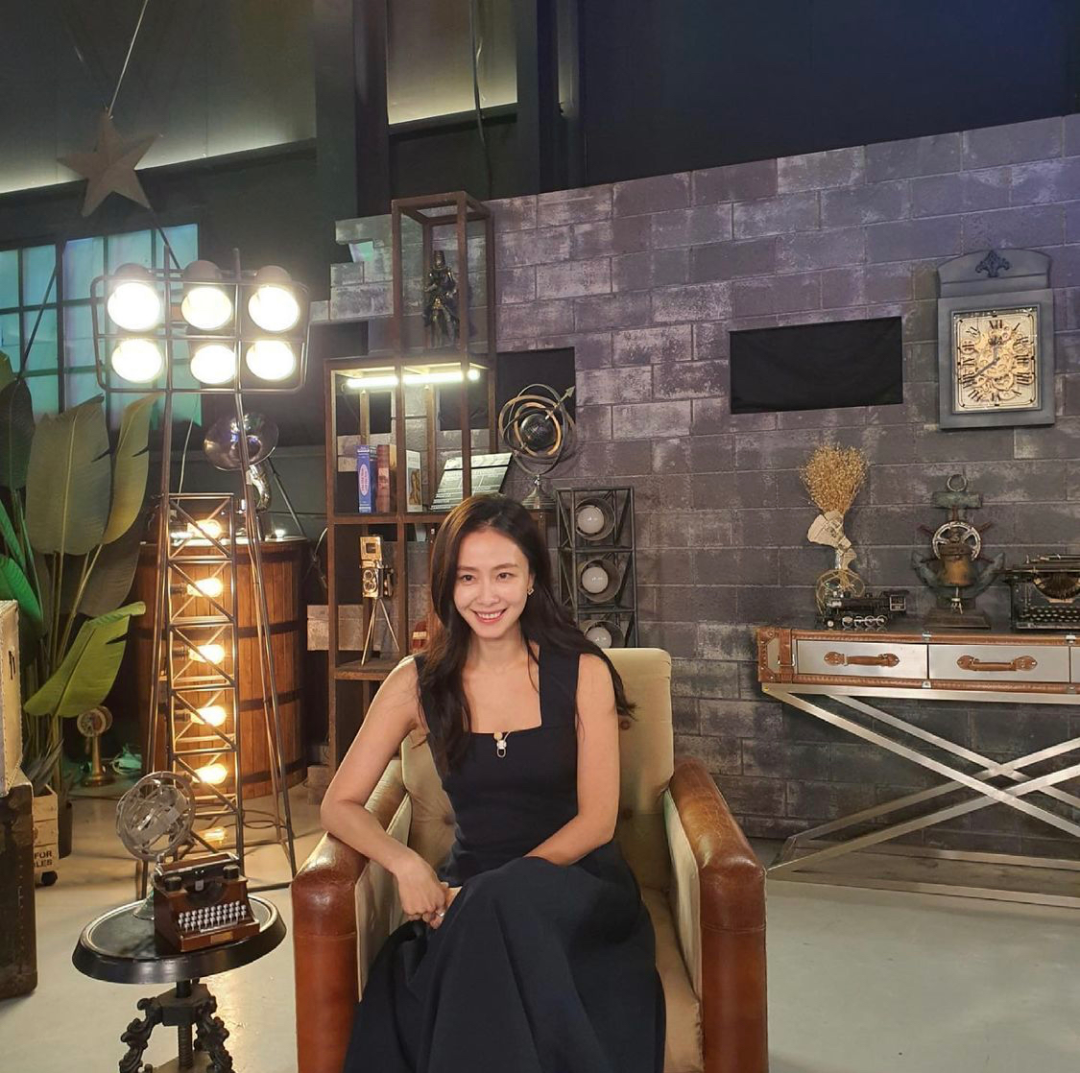 曾名噪一时的女演员，历经婚姻事业起起落落，如今的她只追求