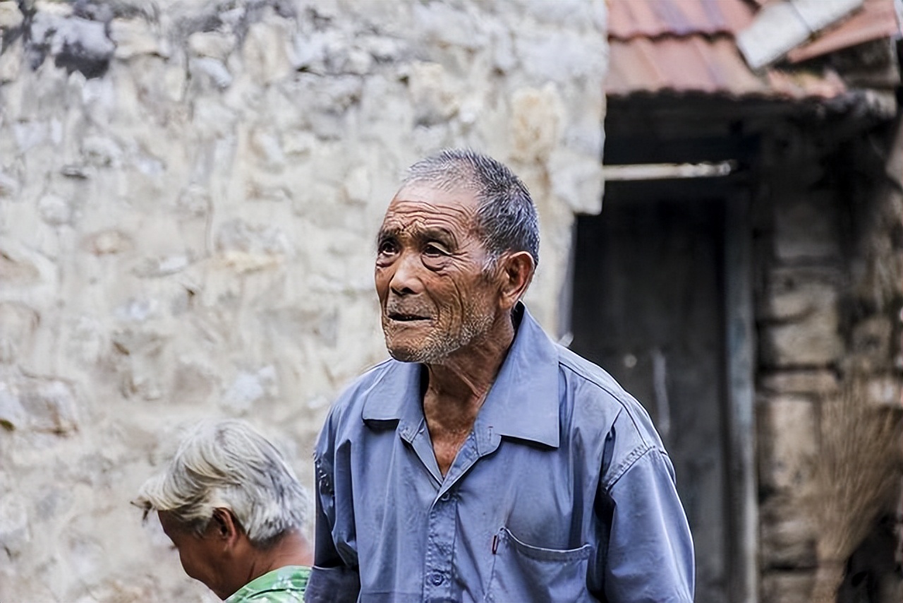 什么人老了容易得痴呆？这9类人或许在名单上，希望没有你