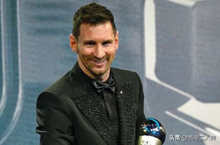 梅西与世界杯奖杯（回应本泽马？梅西晒出世界杯夺冠照，大罗称没有人比梅西更配得奖）