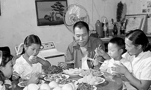 1977年，一女会计贪污4万包养7个情夫，最终被情夫举报枪毙