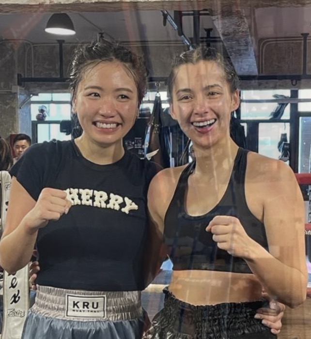 打拳击比赛(港姐冠军谢嘉怡参加拳击比赛，被对方打至流鼻血，画面惹人心疼)