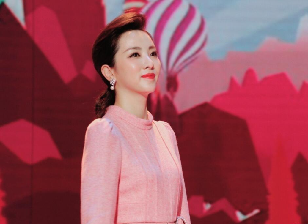 央视主持李思思:3年生2娃,放弃事业选择家庭,如今的她幸福么?