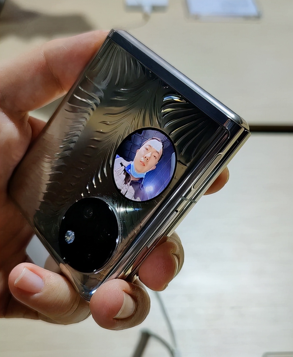 华为P50 Pocket上手体验：打造“化妆盒”的天花板