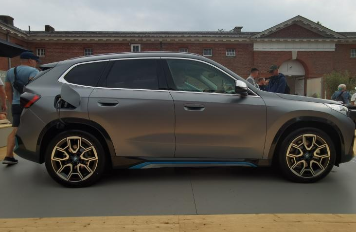 双电机四驱，车长4米5，5.7秒破百，全新宝马iX1实车亮相