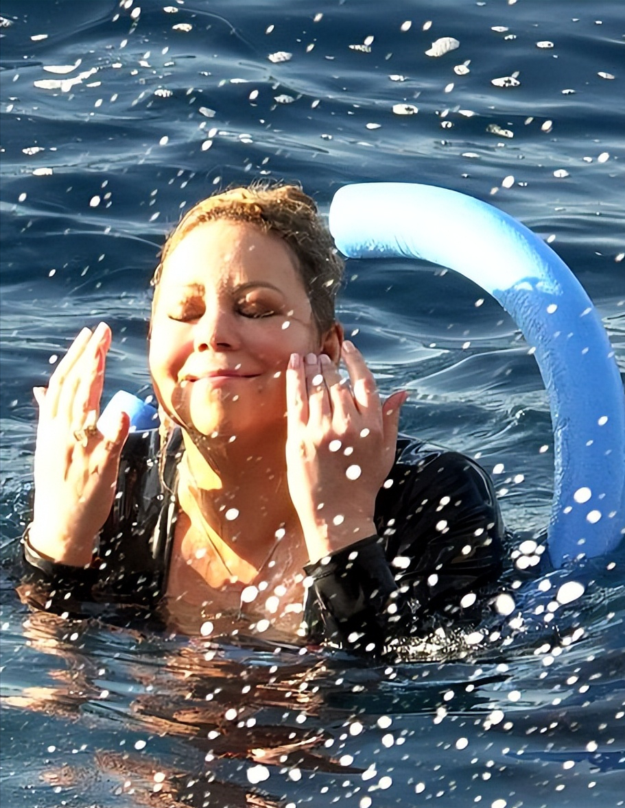 “花蝴蝶”玛利亚凯莉亮相胖得认不出！和鲜肉男友度假，成大妈了