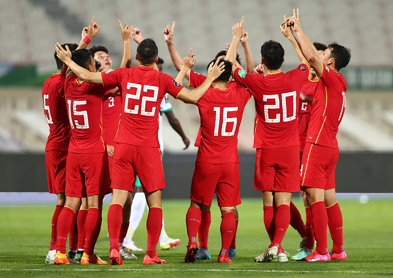 足球赛在哪里看直播（晚上8点开始，CCTV5连播3场足球，两支国足陆续出战，C罗压轴登场）