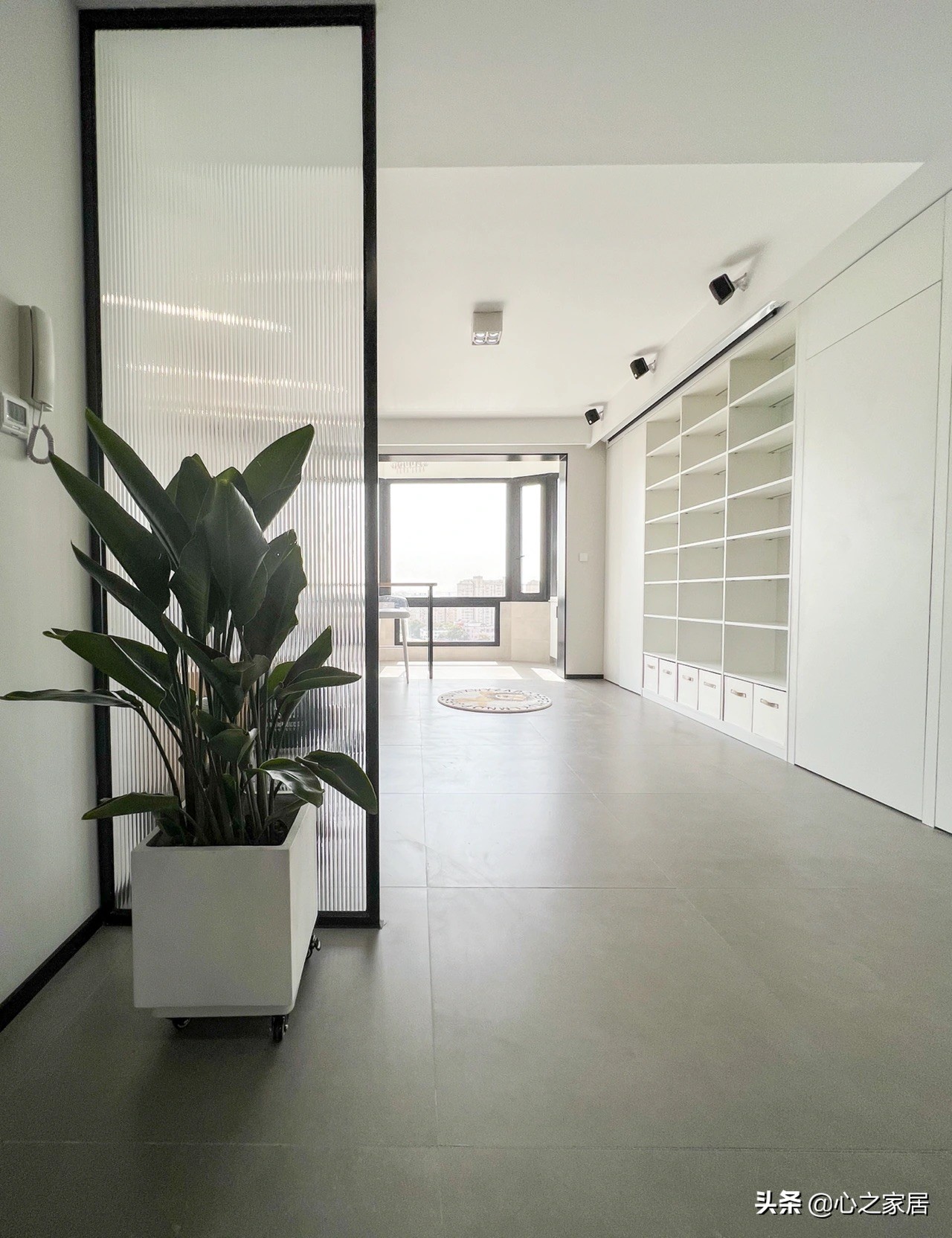 80㎡两室两卫装修的简约别致，空间利用充实，主卧衣帽间独特时尚