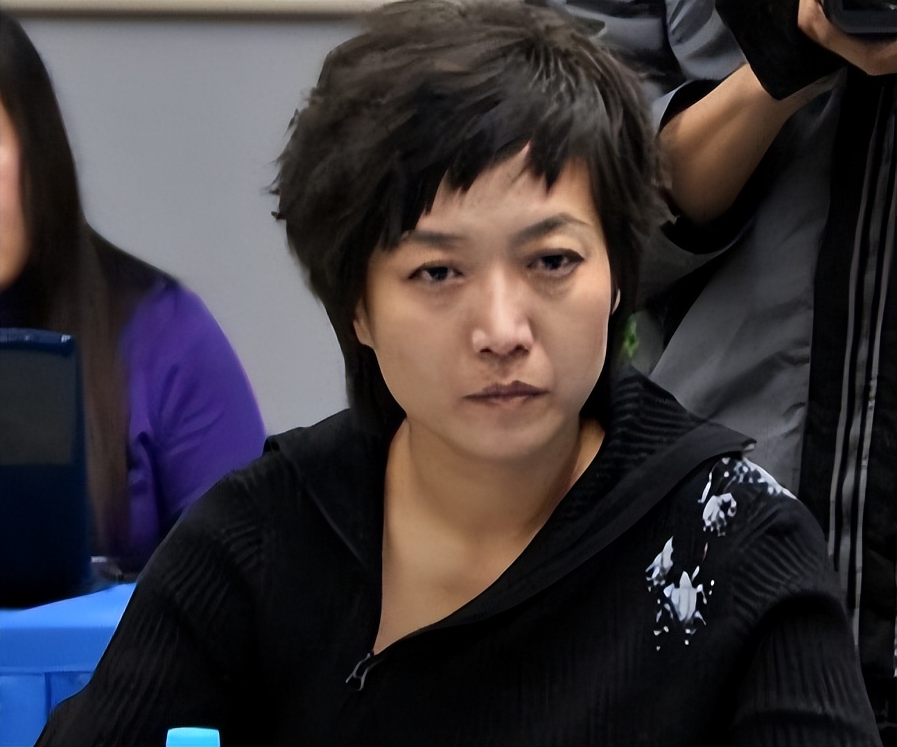 央视主持人贺红梅：事业顺风顺水，如今54岁婚姻状况成谜