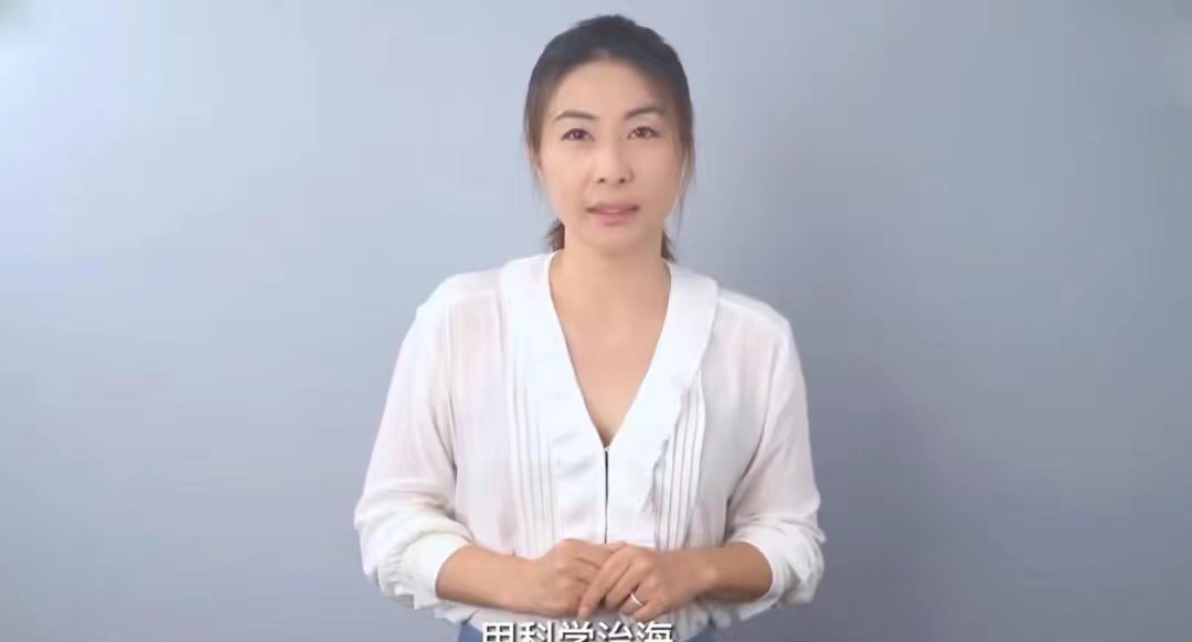 郭晶晶霍启刚让人感动！参加访谈，郭晶晶终于变美穿衬衣太优雅