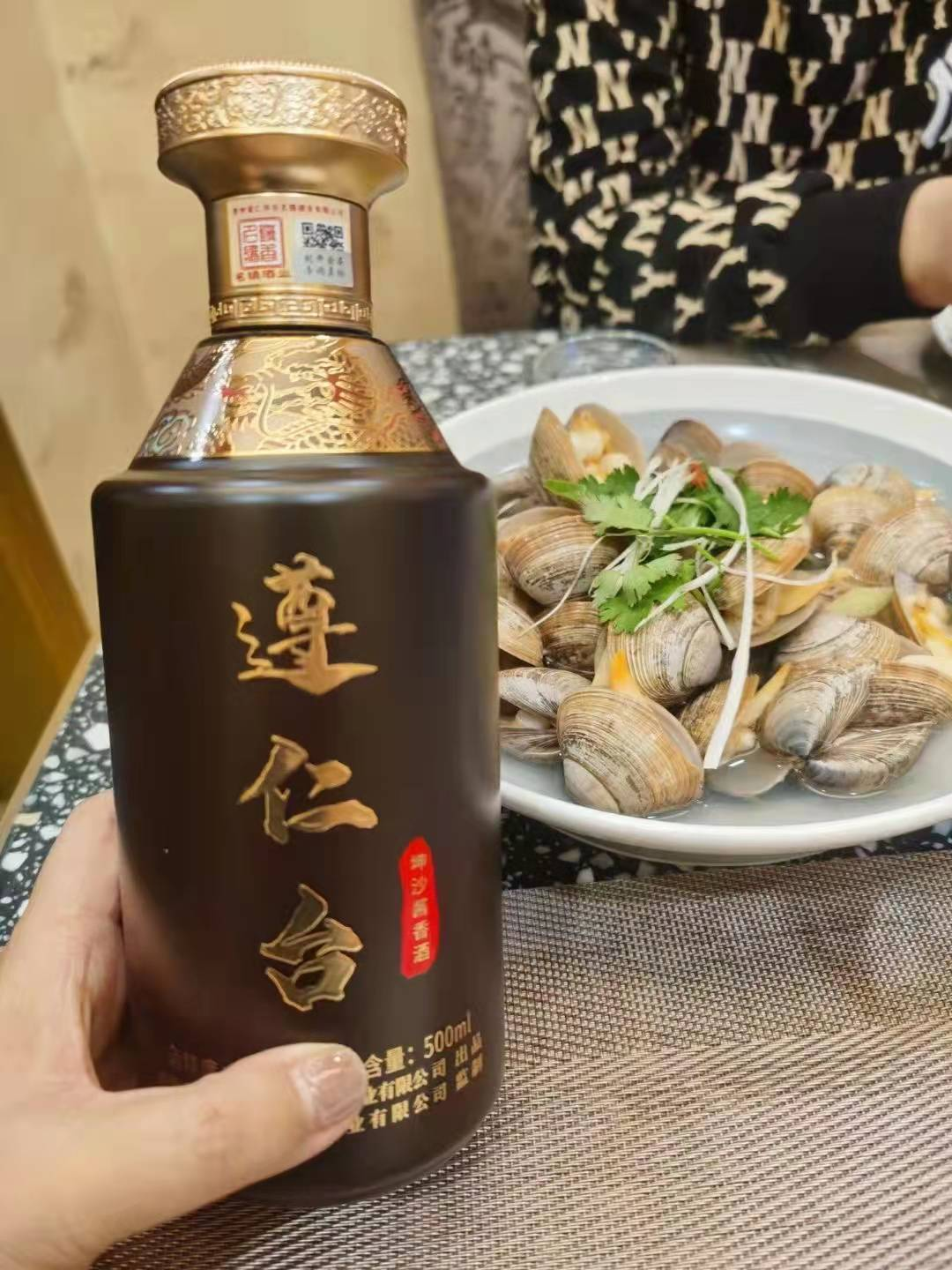 河南名酒遍地，偏偏钟爱酱酒，300一箱的别喝啦，这2款才是好酒