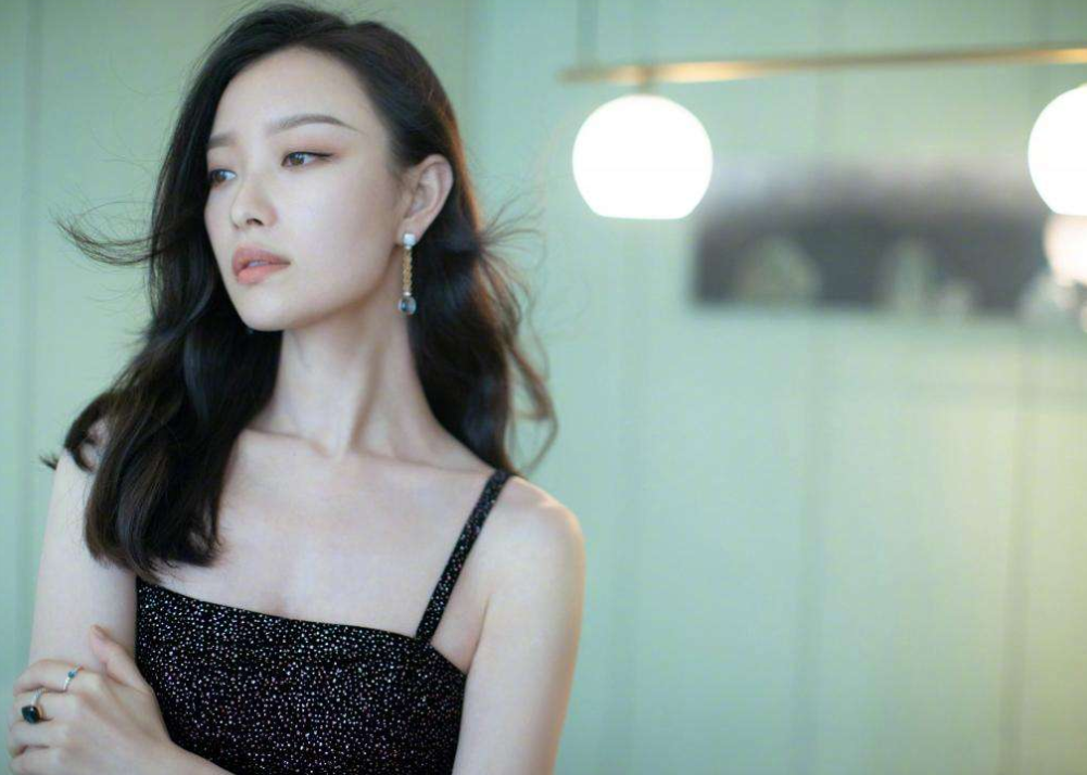 当畸形审美成主流：网红撞衫baby被嘲壮士，丰腴体型就是丑？