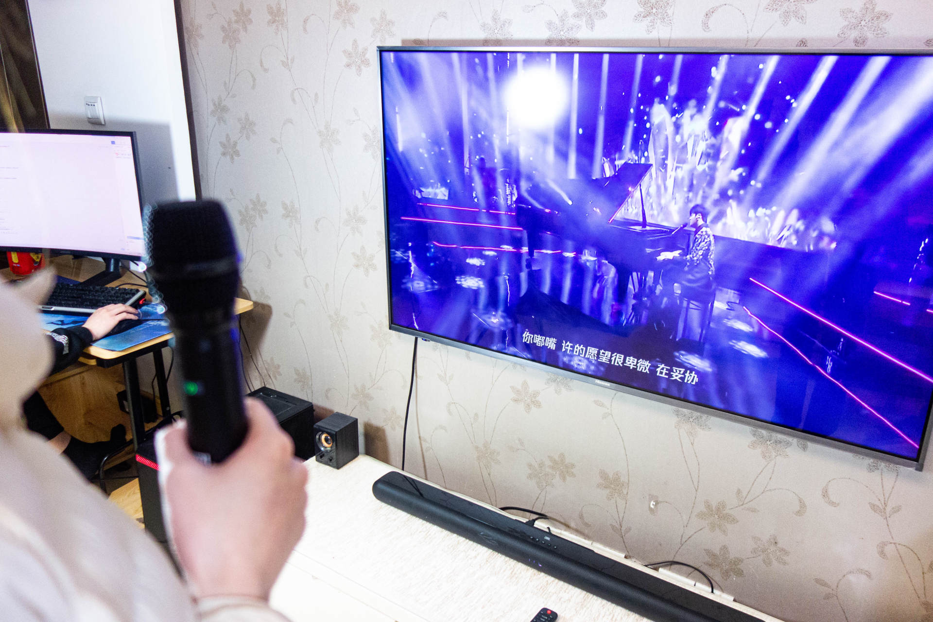 如何让客厅变成KTV？JBL KTV 350回音壁K歌不停