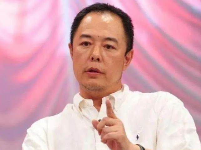 “皇帝专业户”张铁林：改国籍，字画卖十万，痴恋女学生不负责