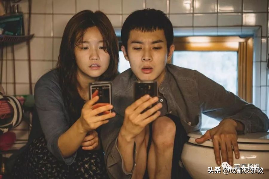 阴冷潮湿、蟑螂乱窜，住在半地下室是很多韩国人的真实日常