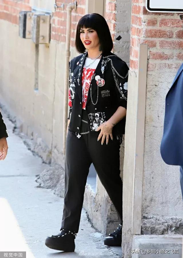 黛米-洛瓦托参加节目录制 身穿黑色西装外套酷炫十足