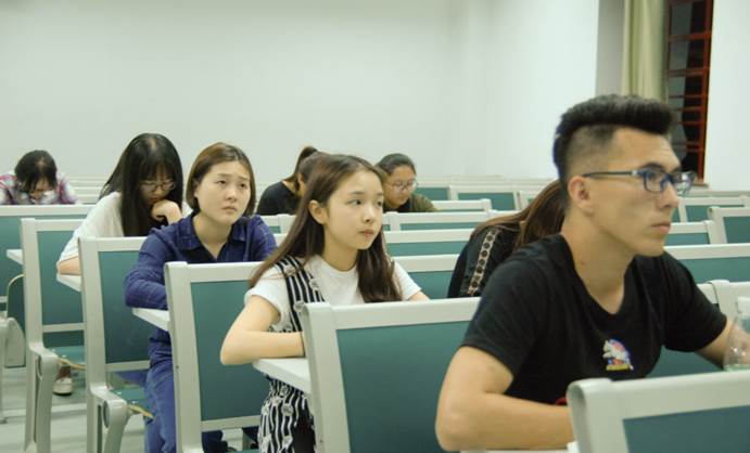 公务员政审严格，需要满足的条件很多，考生应提前了解