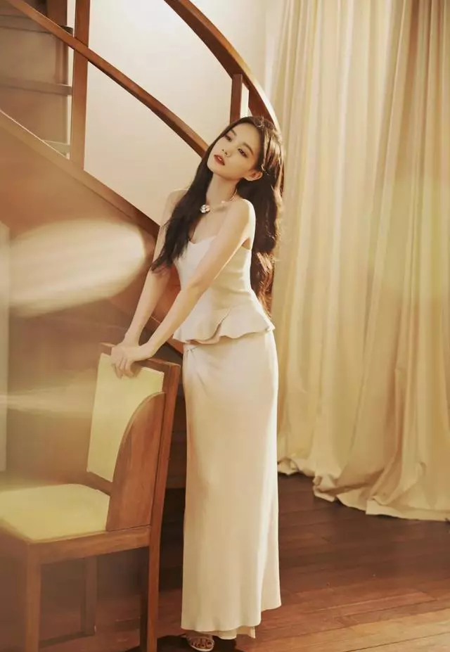 明星写真:李一桐白色抹胸长裙时尚艺术照,大波浪长发搭配高跟鞋