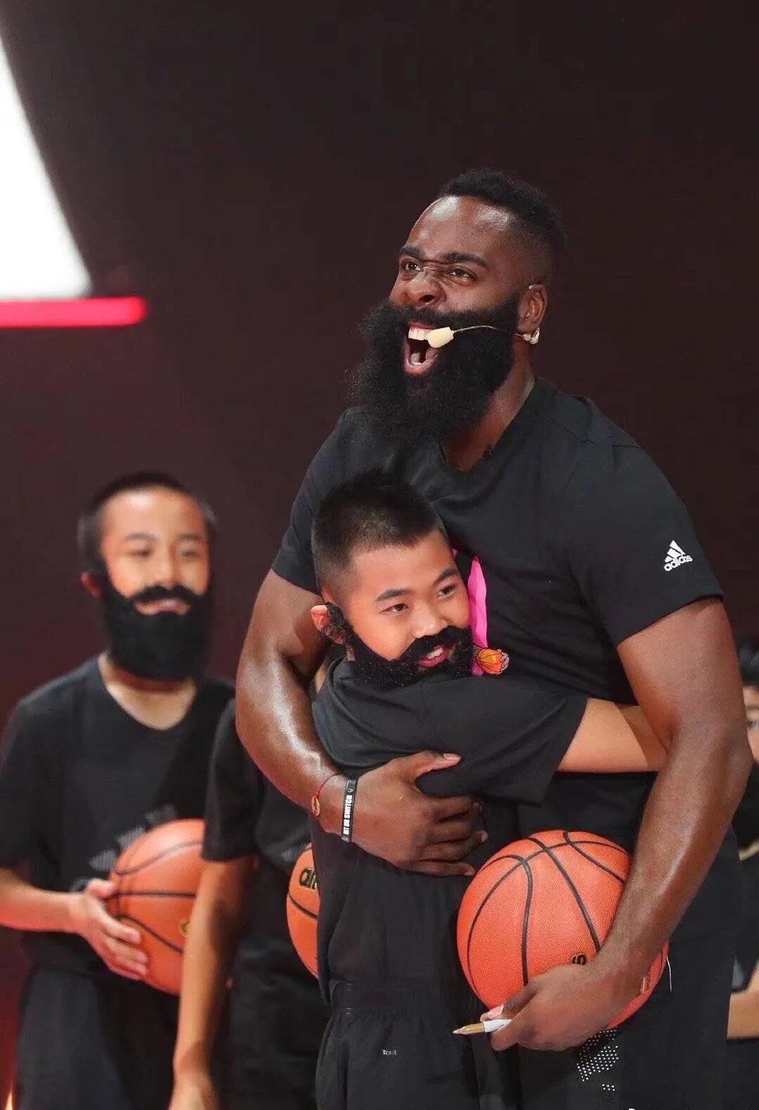 nba哪些明星來中國了（疫情之下只有一位NBA球星來中國行，狂熱球迷穿了七件球衣來見他）