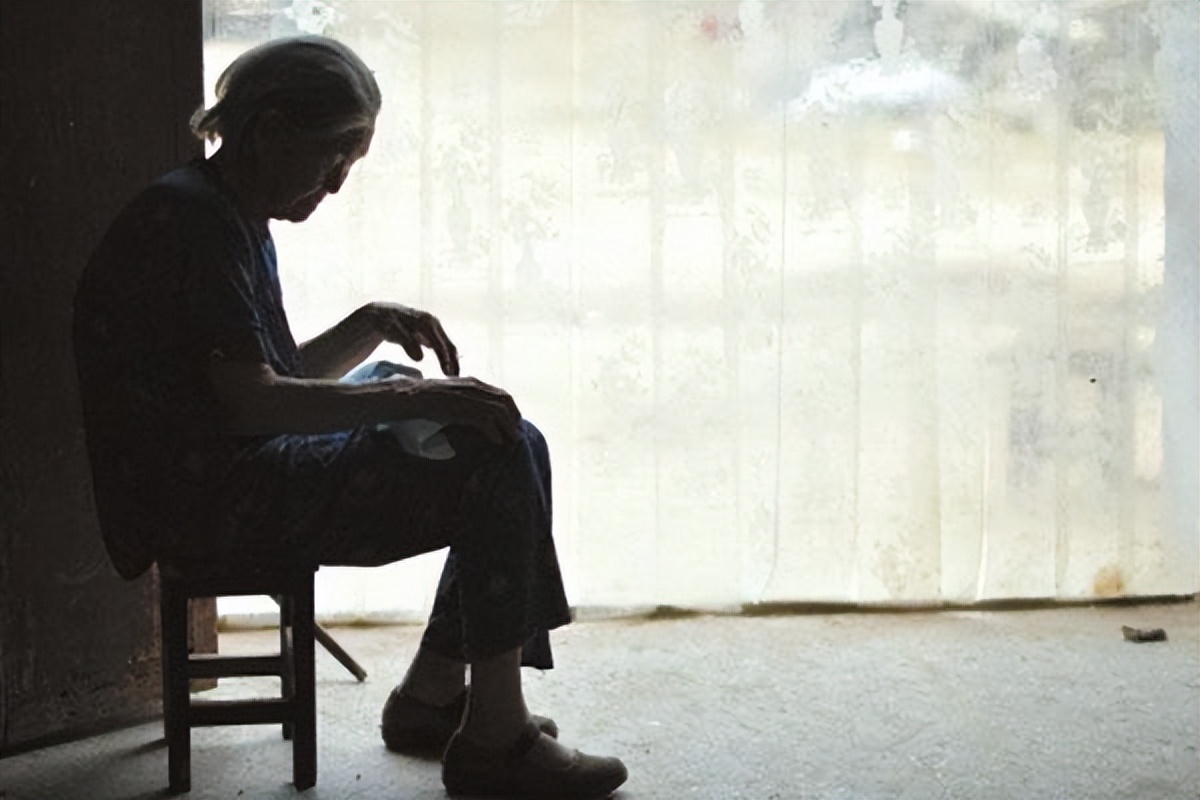 什么人老了容易得痴呆？这9类人或许在名单上，希望没有你