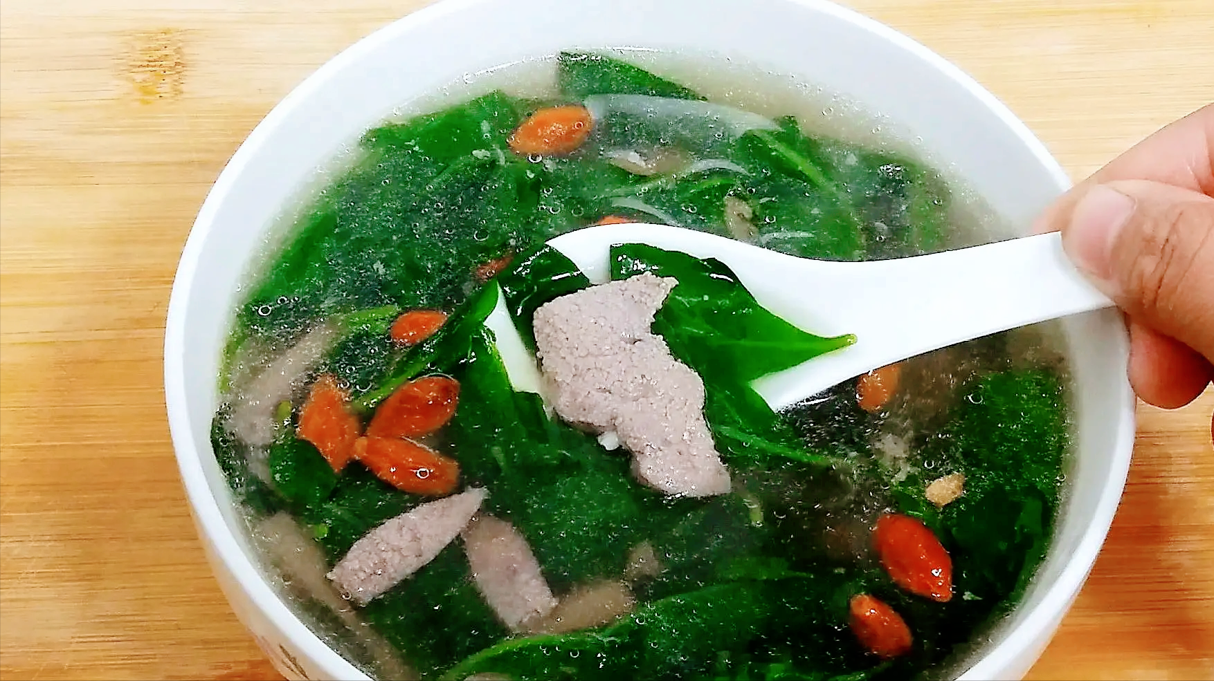 枸杞一身都是宝,根果入药,叶子还能当蔬菜,非常美味,你要尝尝