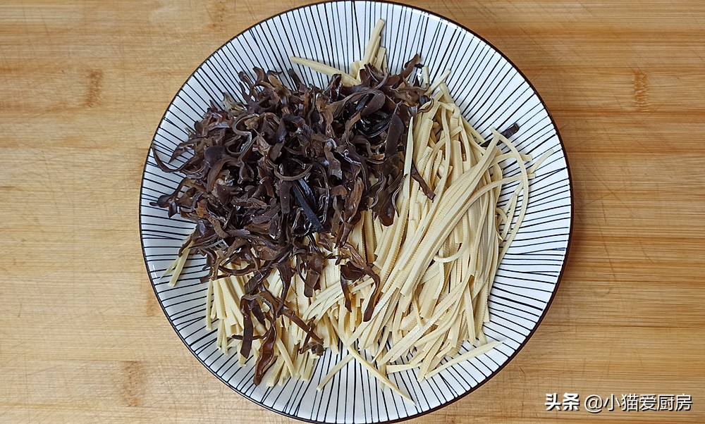 这道“销魂凉拌菜”，色彩丰富，口感脆爽，味道清香，味美好吃