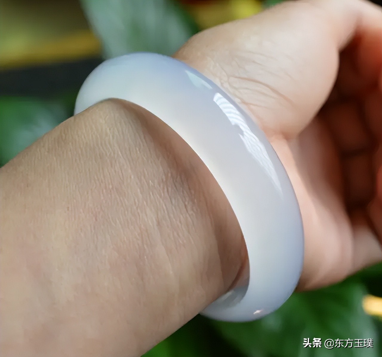 几乎无杂质,成色非常均匀,几乎没有颜色的深浅,不建议挑选蓝玉髓与紫