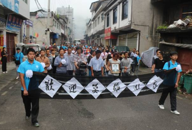 2014年，徐传红勇救母子3人牺牲，政府补偿66万，葬礼上千人送行